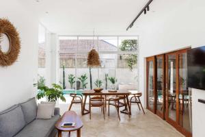 Μια τηλεόραση ή/και κέντρο ψυχαγωγίας στο Stylish 3BR Villa with Jacuzzi - Walk to Beach