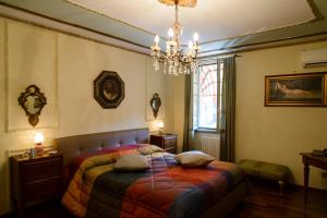 1 dormitorio con cama y lámpara de araña en Affittacamere Andretta, en Terracina