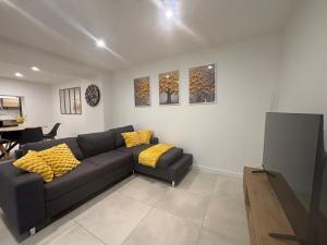 O zonă de relaxare la Chez Cricri, modern accommodation