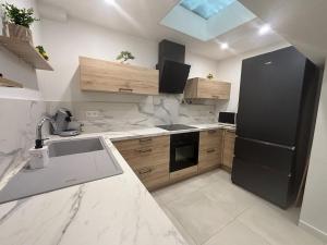 O bucătărie sau chicinetă la Chez Cricri, modern accommodation +9 fotografii