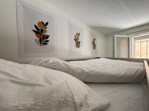 Un pat sau paturi într-o cameră la Chez Cricri, modern accommodation