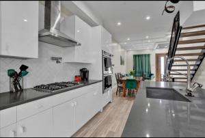 Galeriebild der Unterkunft Emerald Jacuzzi Loft in Philadelphia