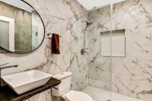 Galeriebild der Unterkunft Emerald Jacuzzi Loft in Philadelphia