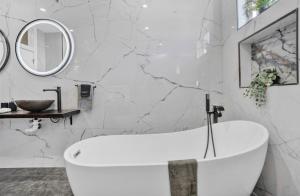 Galeriebild der Unterkunft Emerald Jacuzzi Loft in Philadelphia