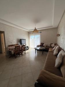 Una televisión o centro de entretenimiento en Scenic ocean and moutain view in Imiouadar