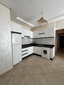 Una cocina o cocineta en Scenic ocean and moutain view in Imiouadar