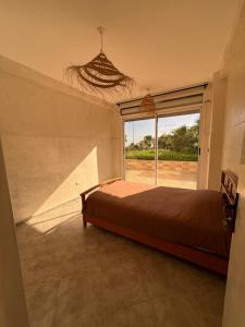 Una cama o camas en una habitación de Scenic ocean and moutain view in Imiouadar 10 fotos más