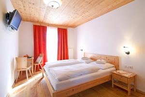 Postel nebo postele na pokoji v ubytování Lienharterhof
