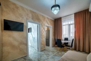 Una habitación de hotel con una cama y una mesa con sillas. en Răsărit la Mare, en Constanţa