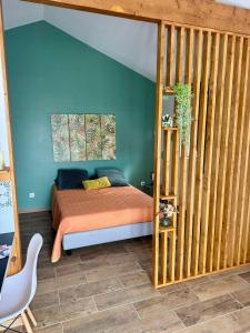 a bedroom with a bed and a blue wall at Casinhas do Marão in Parada