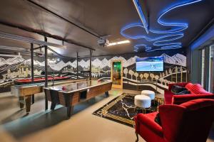 une chambre avec une table de ping-pong et une télévision dans l'établissement Biltmore Forest Retreat Sauna Hot tub Game Rm, à Asheville