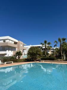 La alberca dentro o cerca de Scenic ocean and moutain view in Imiouadar