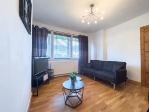 Χώρος καθιστικού στο Clydebank 2 Bedroom Home