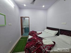 Rúm í herbergi á Abhishek guest house