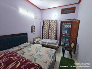 Rúm í herbergi á Abhishek guest house