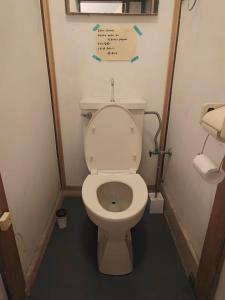bagno con servizi igienici e cartello sul muro di Edo Tokyo Sharehouse Long Stay Only, One month plus a Tokyo Altre 52 foto