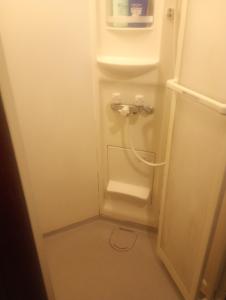 un piccolo bagno con un frigorifero bianco di Edo Tokyo Sharehouse Long Stay Only, One month plus a Tokyo