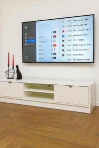 TV a/nebo společenská místnost v ubytování Cozy and comfortable southern apartment, Kapana district, Plovdiv, Center