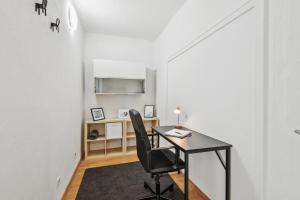 an office with a desk and a chair in a room at Velbert, gute Lage, Ideal für Geschäftsleute, Monteure, Messegäste, 3 Schlafzimmer, SmartTV in Velbert