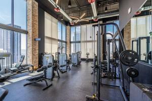 een fitnessruimte met loopbanden en cardio-apparatuur in een gebouw bij Best Location 2 bedrooms 2 bathrooms in Miami