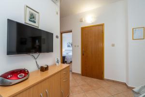 TV a/nebo společenská místnost v ubytování Apartment by the sea and with beautiful view, 2 bedrooms, 4 persons