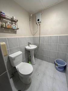 Lapu Lapu CityStudioFlat BelFont的带马桶和水槽的浴室