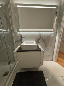 Et badeværelse på Luxury San Babila Apartment