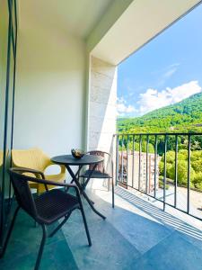 Un balcón con mesa y sillas y una vista en Rest Corner Dilijan, en Dilijan