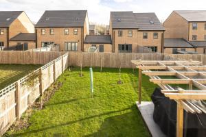 a backyard with a garden with a fence at Very Comfortable Rooms and Welcoming live in Hosts in Killingbeck