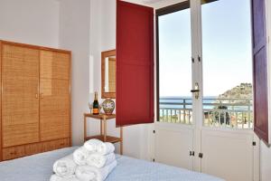 a bedroom with a bed with towels and a window at Villa Bellevue in Santa Maria