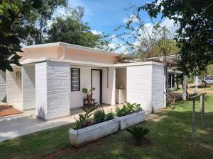 a small white house with a yard at Tiny House das Araras in Brasília