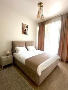 Un dormitorio con una cama grande con una ventana grande. en Rest Corner Dilijan, en Dilijan 16 fotos más
