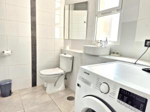 Koupelna v ubytování Light and cosy apartment in 100 meters from the beach Costa Adeje