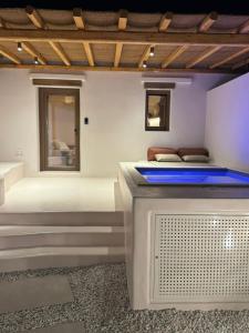ミコノス・シティにあるConte Mykonos Iのベッドとテレビのある部屋