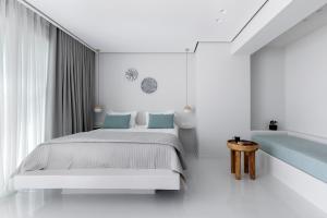 Postel nebo postele na pokoji v ubytování Infinity View Hotel Tinos