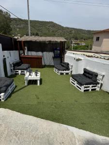 three beds and a table on a yard with grass at Hermosa casa vacacional in Vespella de Gaià 