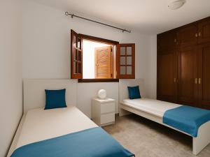 a bedroom with two beds and a window at Villa Buendía in Puerto del Carmen