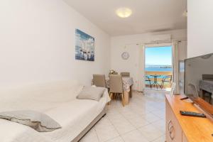 Televízia a/alebo spoločenská miestnosť v ubytovaní Apartment for 4 persons, by the sea and with beautiful view
