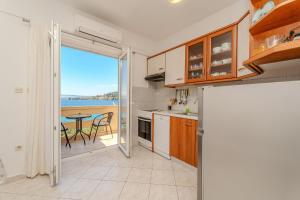 Kuchyňa alebo kuchynka v ubytovaní Apartment for 4 persons, by the sea and with beautiful view