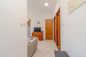 Televízia a/alebo spoločenská miestnosť v ubytovaní Apartment for 4 persons, by the sea and with beautiful view