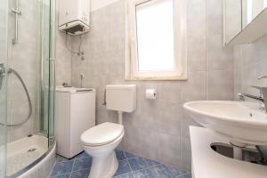 Kúpeľňa v ubytovaní Apartment for 4 persons, by the sea and with beautiful view + 29 fotografií
