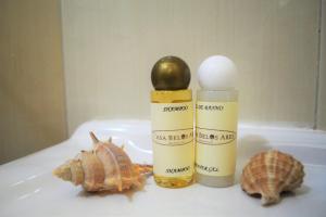 two bottles of oil and a shell on a table at Casa Belos Ares in Ferrel