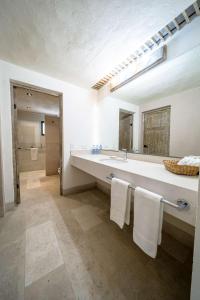 Un baño con un lavabo grande y un espejo grande. en Rincón Del Montero, en Parras de la Fuente