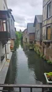Blick auf einen Fluss zwischen zwei Gebäuden in der Unterkunft L alauda in Catelon