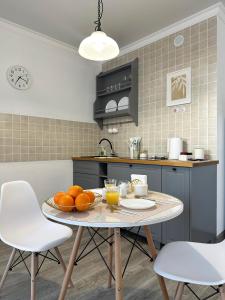 una cocina con una mesa con naranjas. en ЖК "Light House", 2, en Astana 9 fotos más