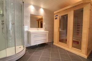 une salle de bain avec une douche, un lavabo et une baignoire dans l'établissement Ro i sentrum, à Beitostøl