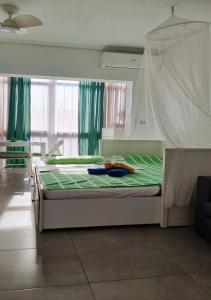A bed or beds in a room at Cosy studio apartment in Torrevieja