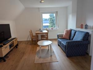 TV a/nebo společenská místnost v ubytování Cozy attic apartment
