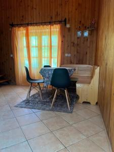 a room with a table and two chairs and a window at Vikendica na Drini in Banja Koviljača