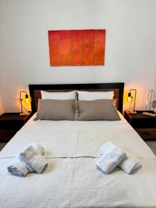 un letto con due asciugamani sopra e due lampade di Gold Coast Luxury Studio a Paralia Neas Triglias